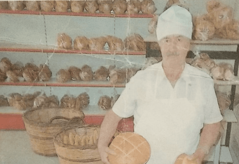 Φρέσκα ψωμιά στον πάγκο